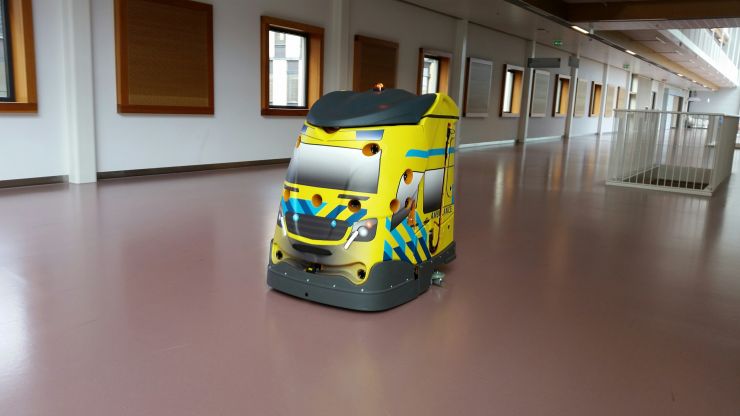 schoonmaakrobot TASKI swingobot als ambulance.jpg
